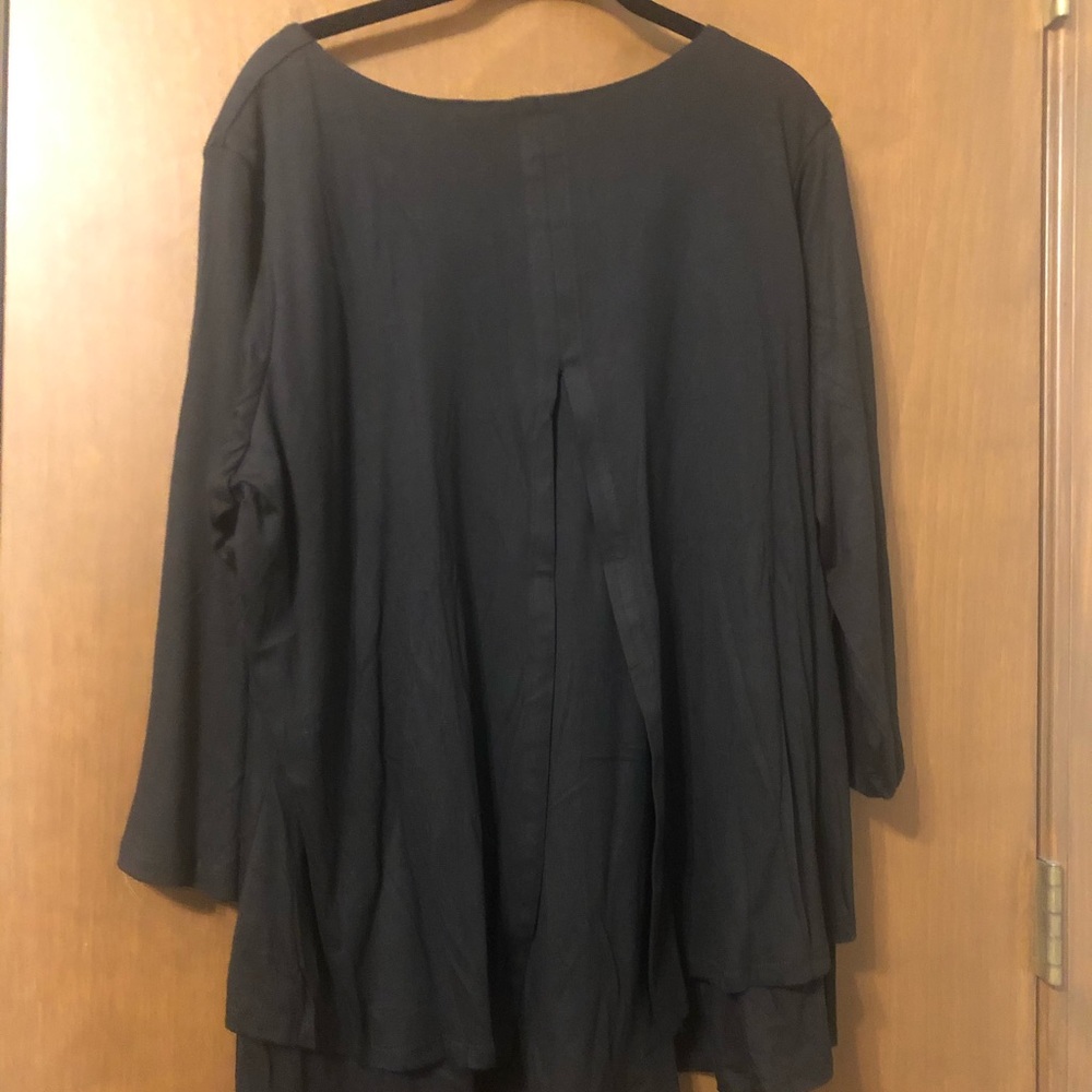 Plus size-Back split top - Picture 3 of 4